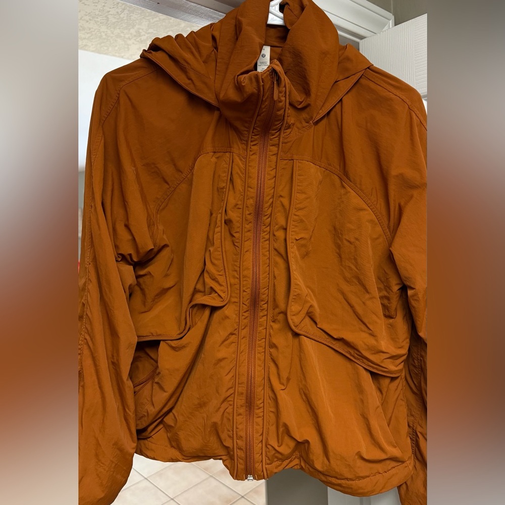 Lululemon women’s jacket in great condition size 6